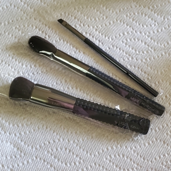 Laruce Beauty - "On the Go" Makeup Brushes - Picture 2 of 4
